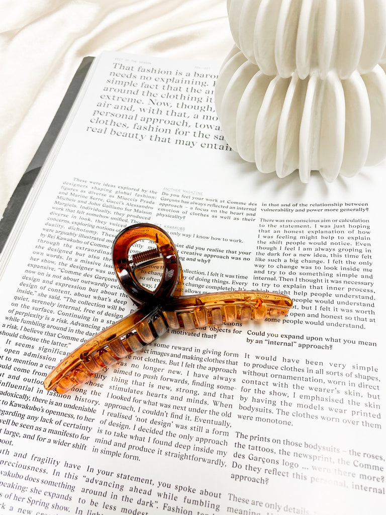 Tussle & Tress Claw Clip in Clear Amber Tort
