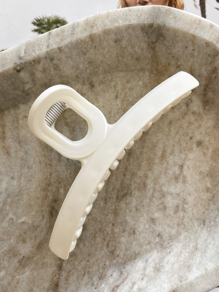 Tussle & Tress Claw Clip in Matte Ivory